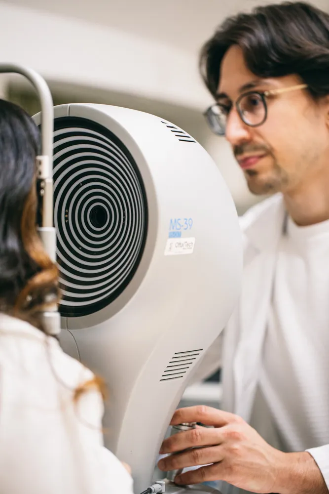 El Dr. Abellán realiza una topografía corneal a una paciente con el topógrafo MS-39.